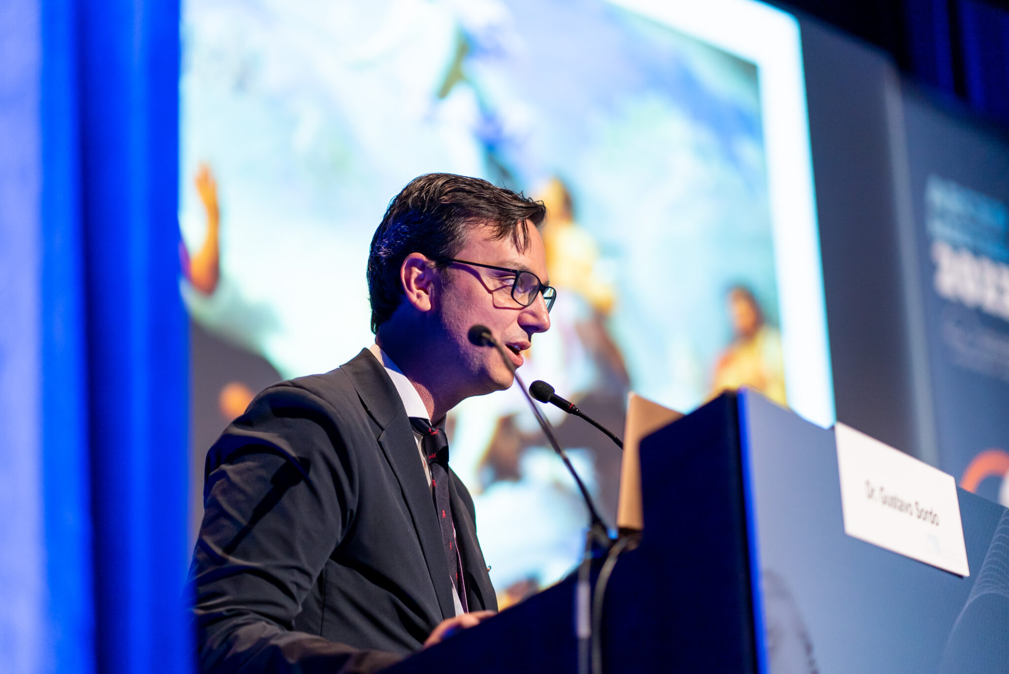 Dr. Gustavo Sordo während eines Vortrags auf einem AECEP-Kongress