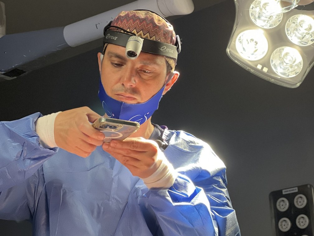 Dr. Gustavo Sordo fotograferer et tilfelle på operasjonsstuen på klinikken i Madrid