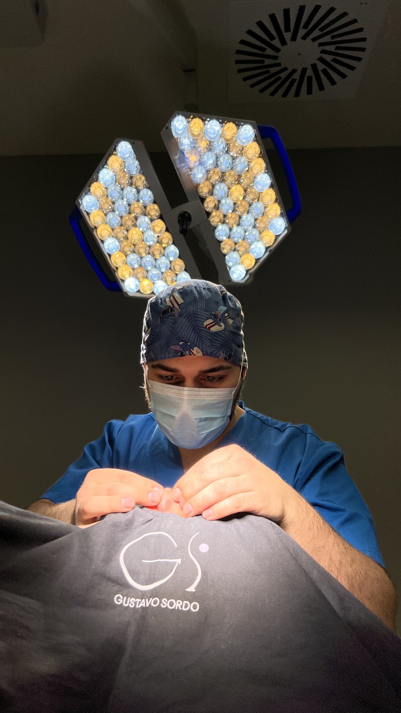 Le docteur Alejandro Mendieta opère dans la salle d'opération de la clinique Dr Gustavo Sordo, à Madrid.