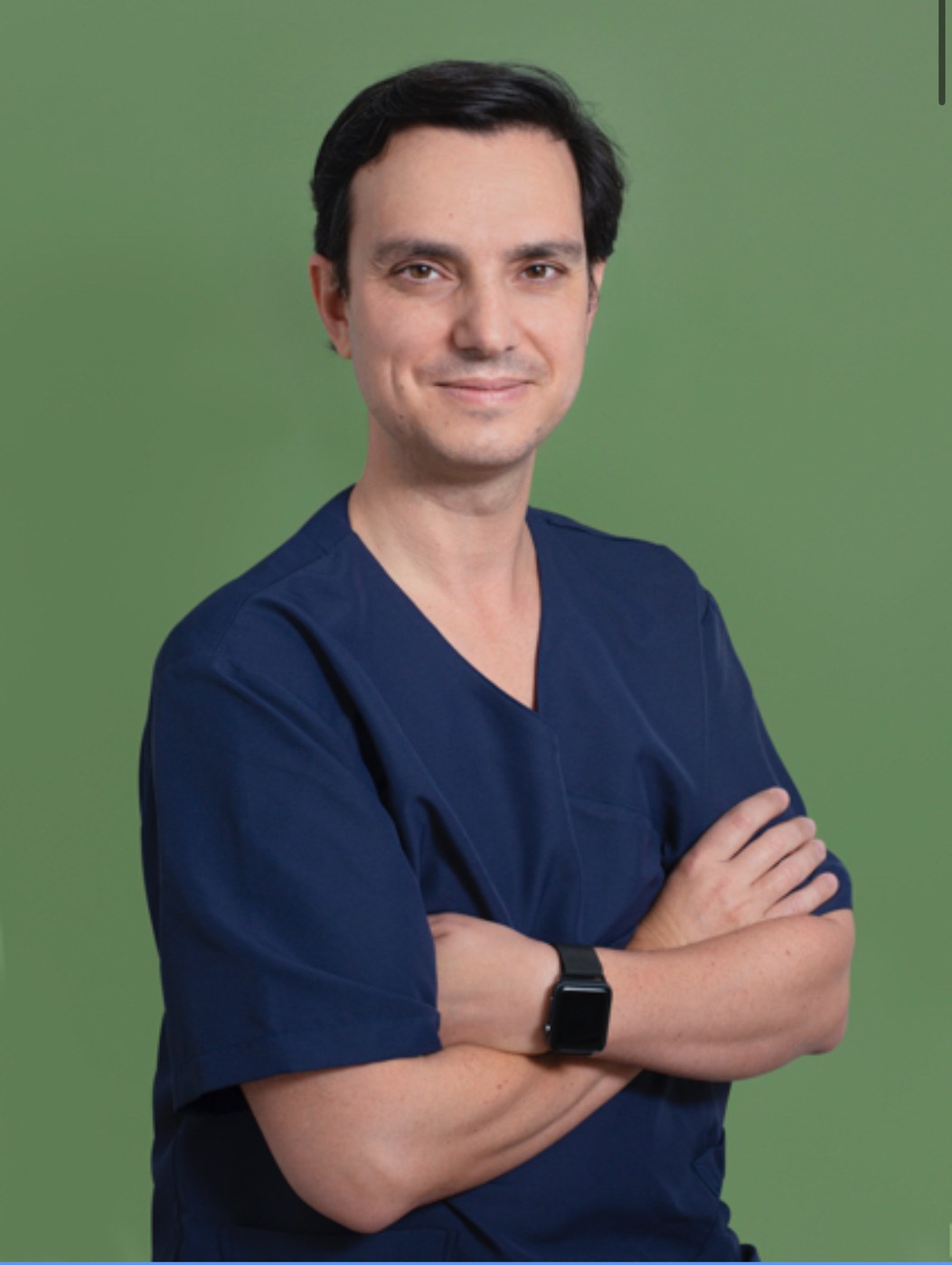 El Dr. Gustavo Sordo, cirujano plástico, en la clínica