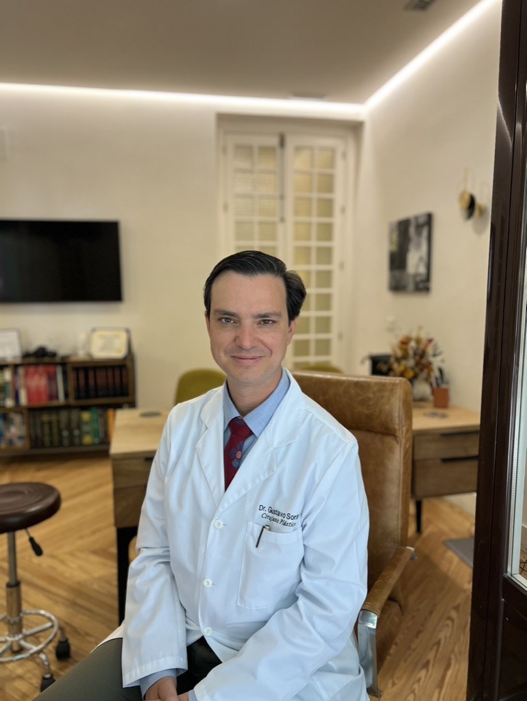 Dr. Gustavo Sordo en su consulta de Madrid