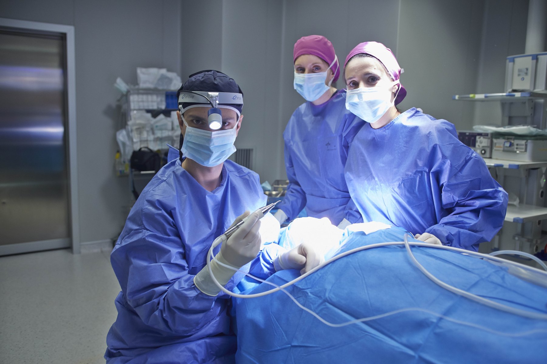 El Dr. Gustavo Sordo operando con su equipo en quirófano