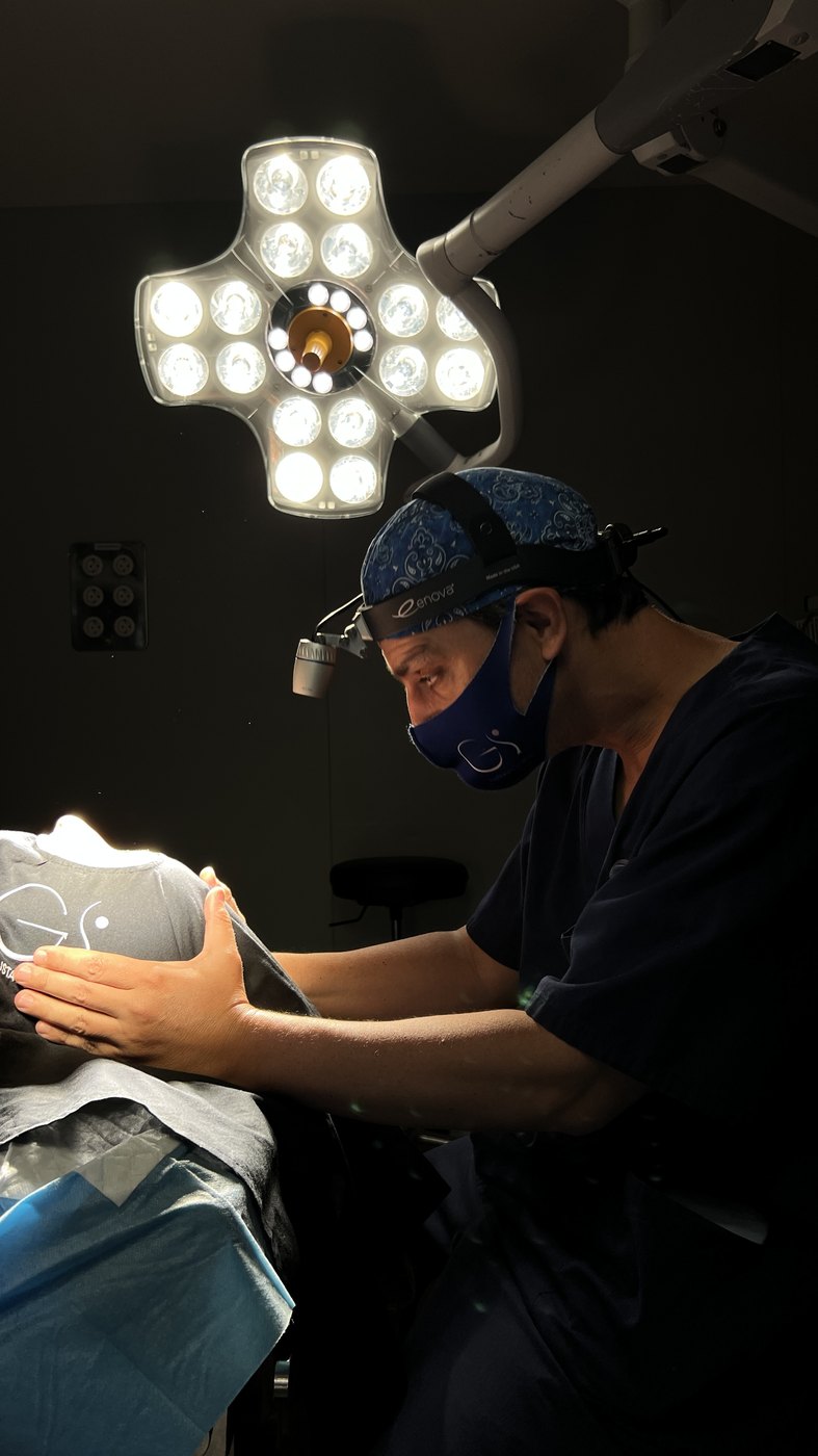 El Dr. Gustavo Sordo operando en el quirófano de la clínica, en Madrid