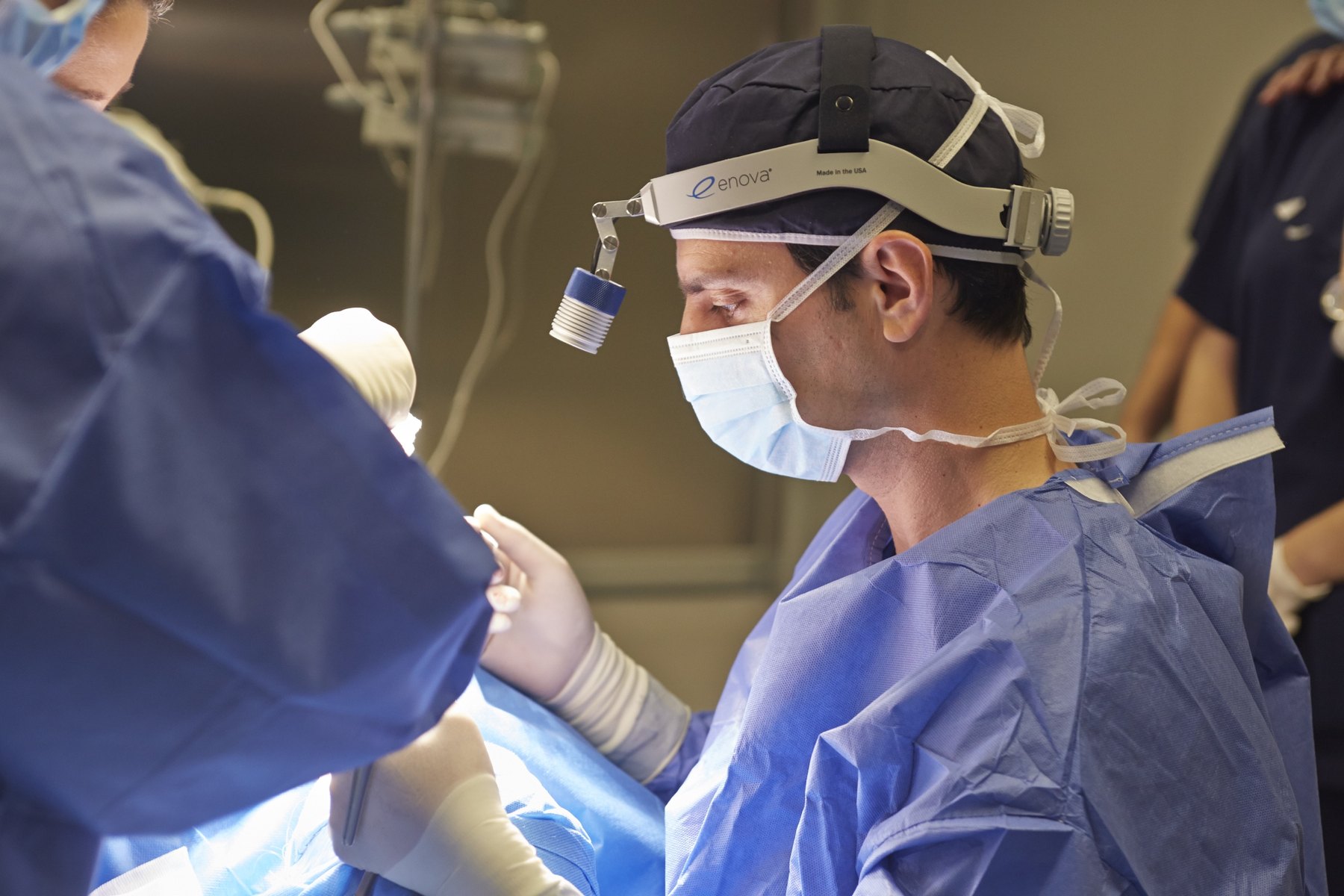 El Dr. Gustavo Sordo operando junto a su equipo quirúrgico