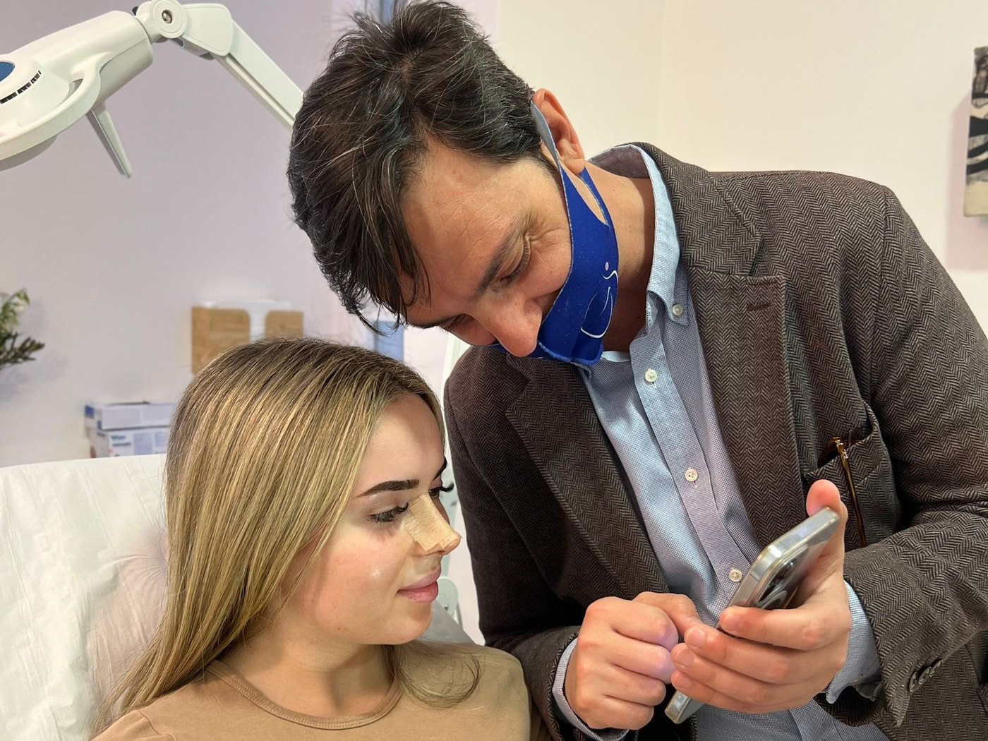 El Dr. Gustavo Sordo explicando el postoperatorio de la rinoplastia a una paciente en la consulta