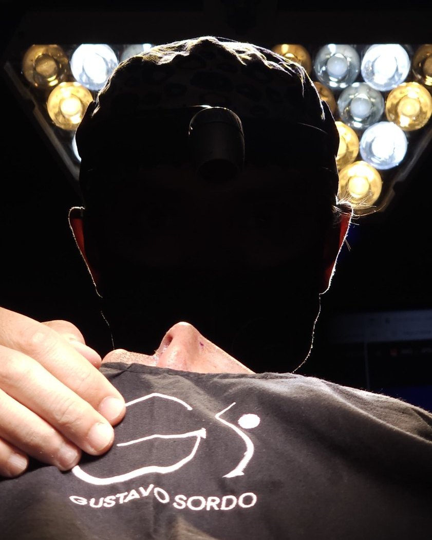El Dr. Gustavo Sordo durante una rinoplastia en quirófano