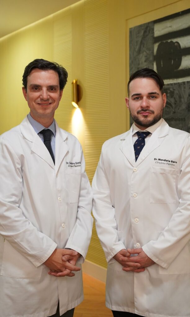 El Dr. Gustavo Sordo y el Dr. Alejandro Mendieta, cirujanos plásticos, en la clínica de Madrid