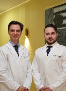 Les docteurs Gustavo Sordo et Alejandro Mendieta, chirurgiens plasticiens à la clinique de Madrid