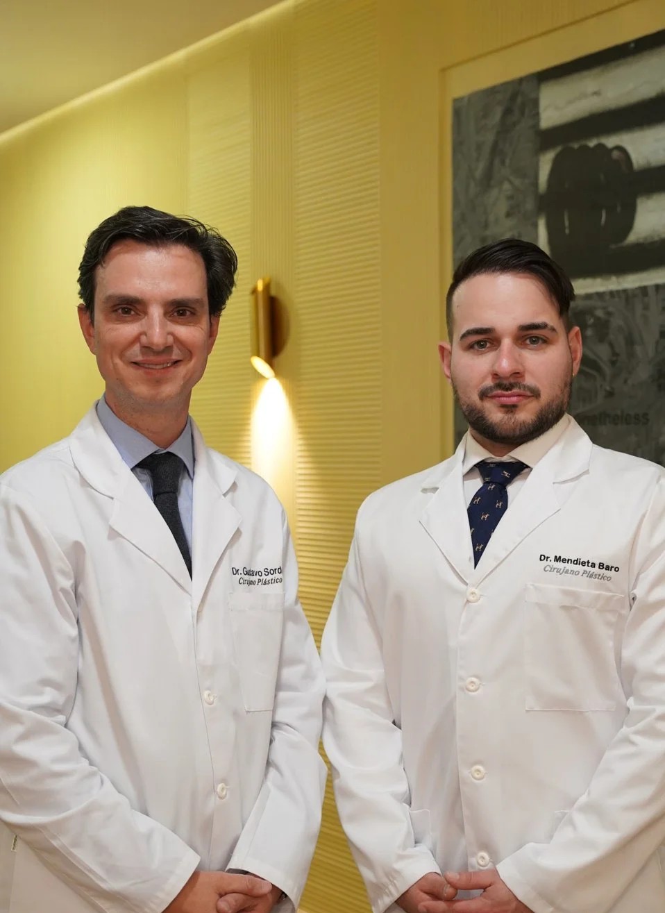 El Dr. Gustavo Sordo y el Dr. Alejandro Mendieta, cirujanos plásticos de la clínica, en Madrid