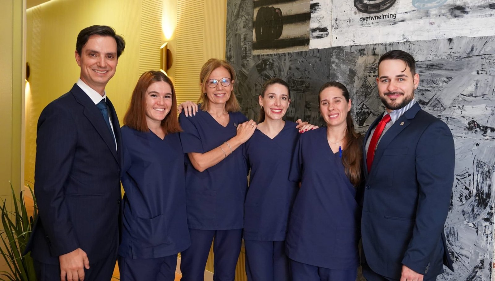El equipo de la Clínica Dr. Gustavo Sordo en Madrid: los dos cirujanos plásticos y el personal de consulta