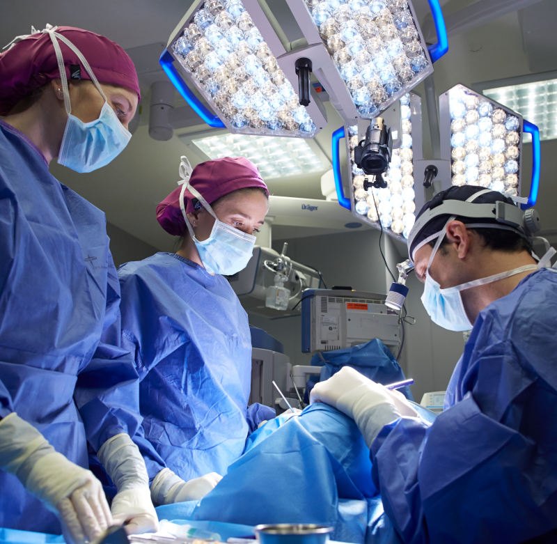 El equipo de quirófano del Dr. Gustavo Sordo durante una intervención en el Hospital HLA Universitario Moncloa