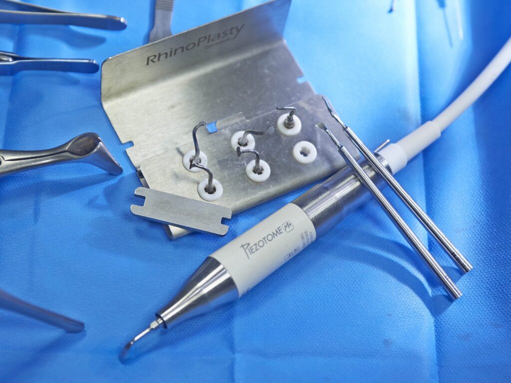 Piezotome e instrumental de rinoplastia ultrasónica
