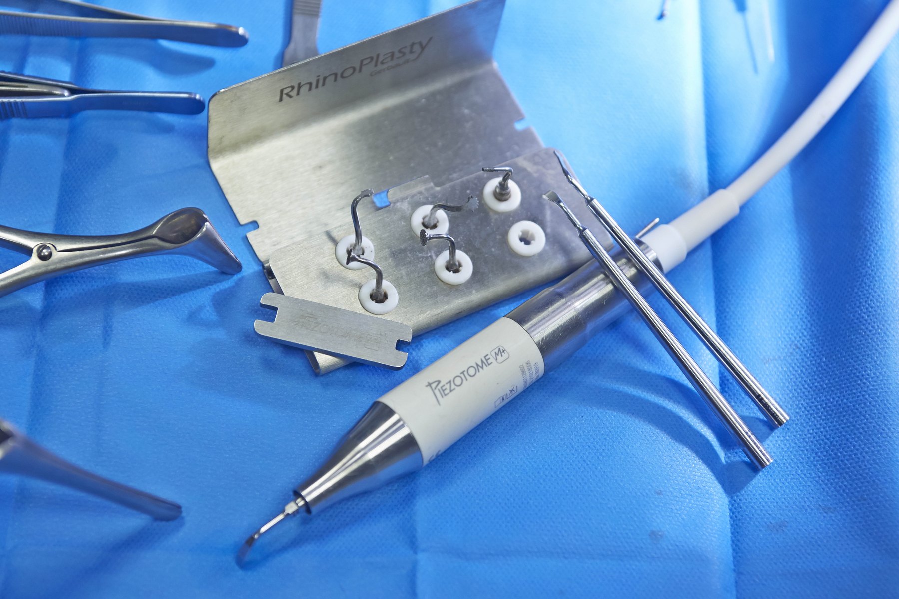 Piezotome e instrumental de rinoplastia ultrasónica