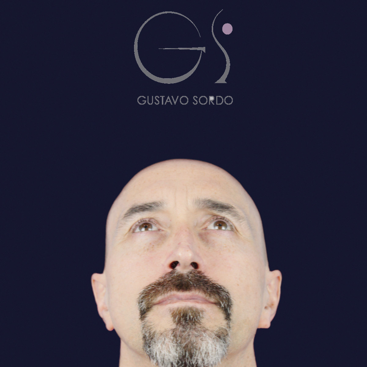 Antes de rinoplastia funcional en hombre con punta caída, vista frontal con el mentón arriba