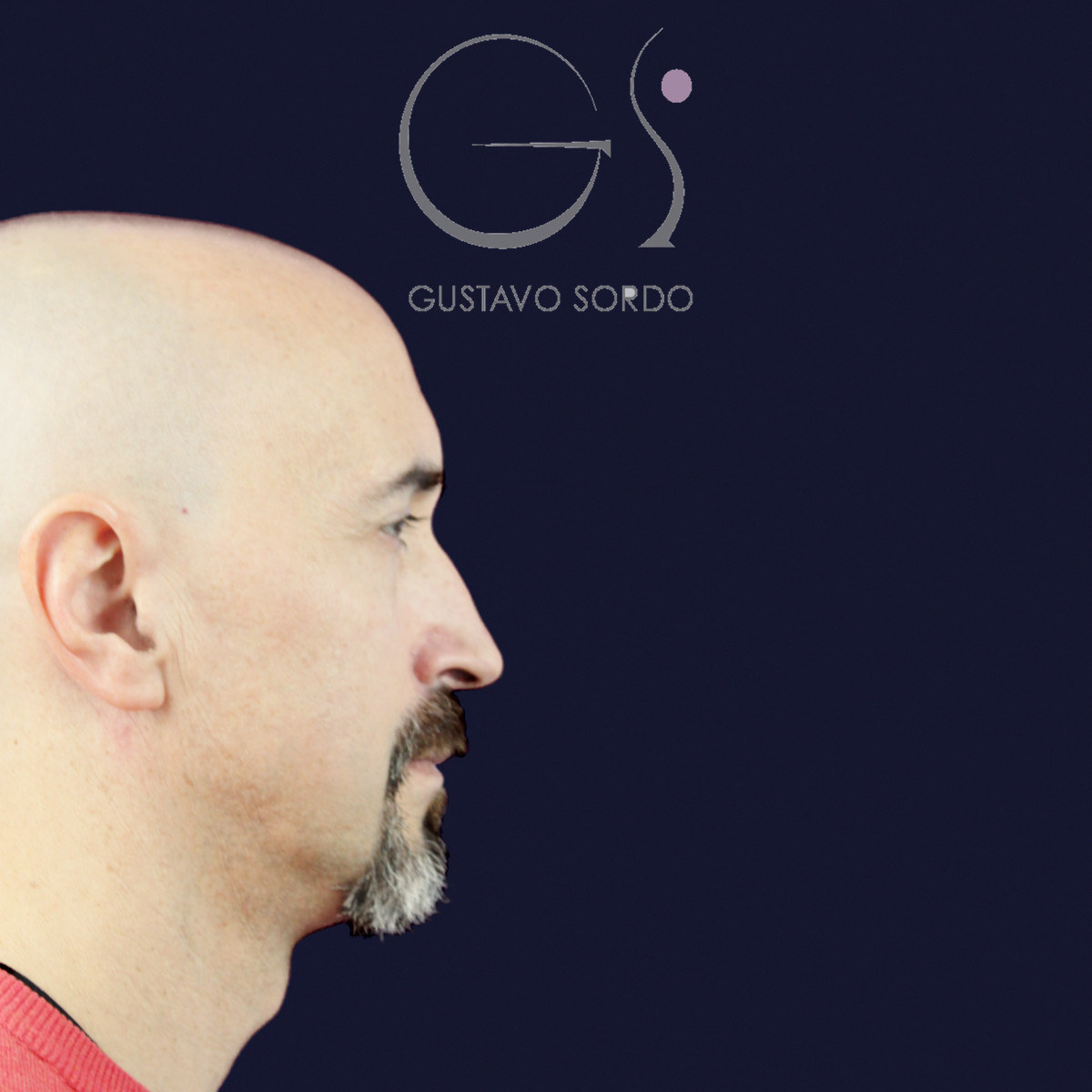Antes de rinoplastia funcional en hombre con punta caída, vista de perfil derecho