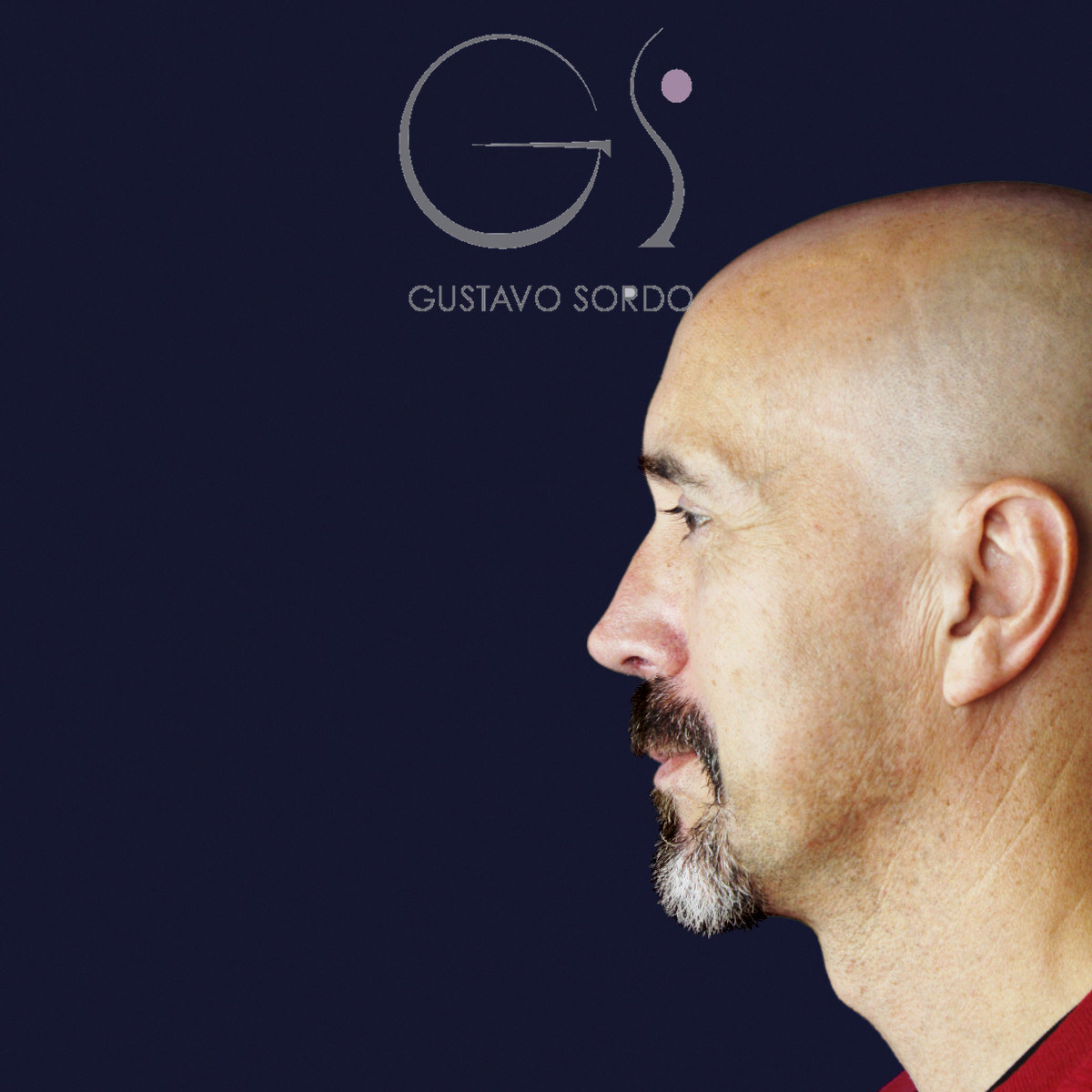 Después de rinoplastia funcional en hombre con punta caída, a los siete meses, vista de perfil izquierdo