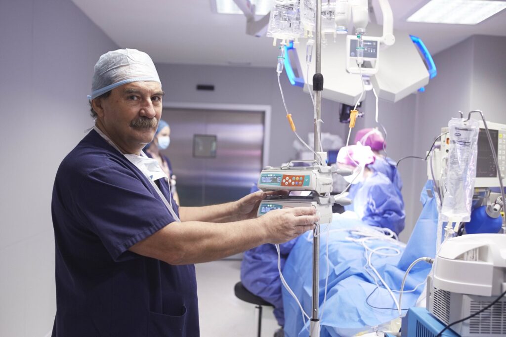 El anestesiólogo Dr. Bourgeois, del equipo del Dr. Gustavo Sordo, junto a las bombas de perfusión en el quirófano
